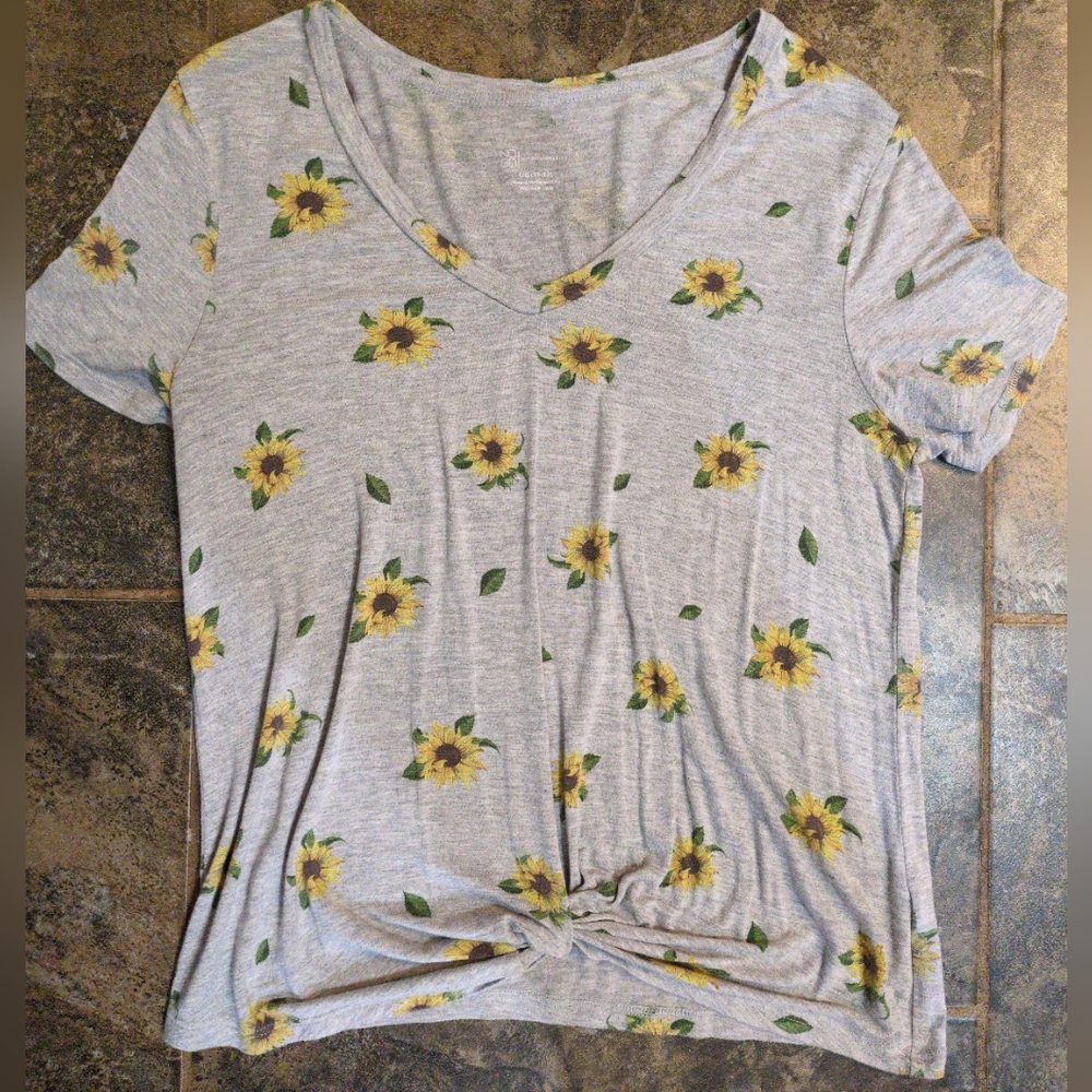 No Boundaries Sunflower V-neck Tshirt Size L